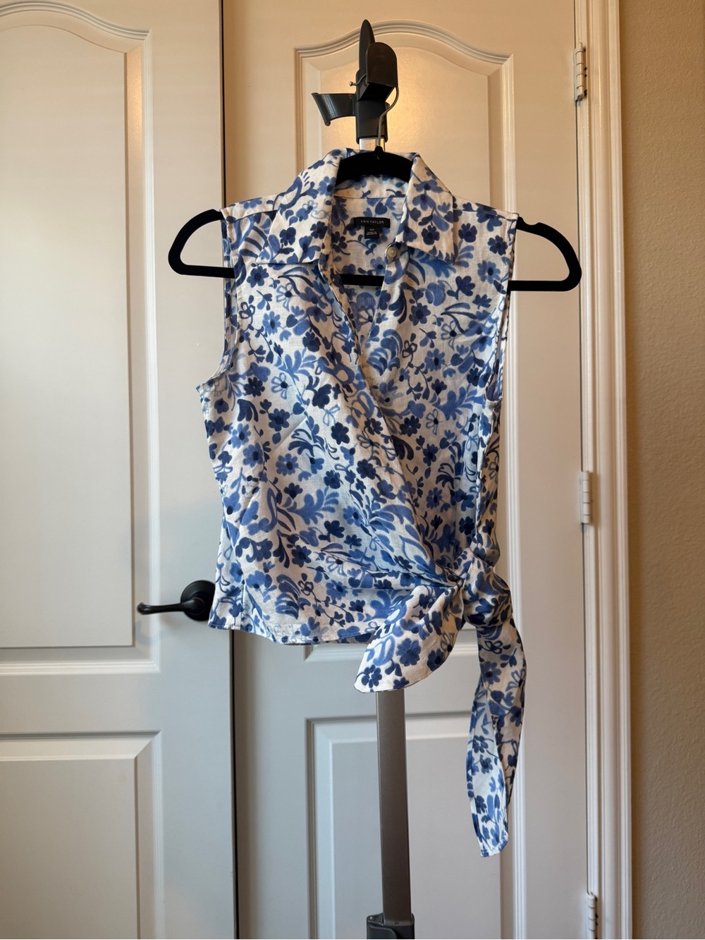 Ann Taylor 100% Linen Sleeveless Blue Floral Wrap Top - Charming Summer Blouse